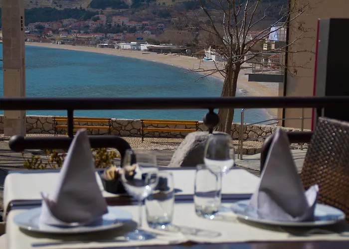 招待所 & Three Angels 巴斯卡